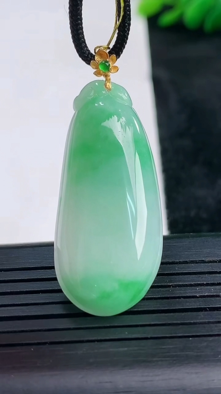 天然A货翡翠福瓜吊坠尺寸38.4-17.2-5.8重量:7.81g
3月25日