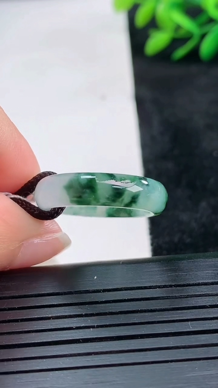 天然A货翡翠飘花指环戒指尺寸18.1-5.5-3.1重量:3.48g2026年3月25日
工厂直销收藏佳品,种好水足，色泽均匀，有种有色，上手高大气！