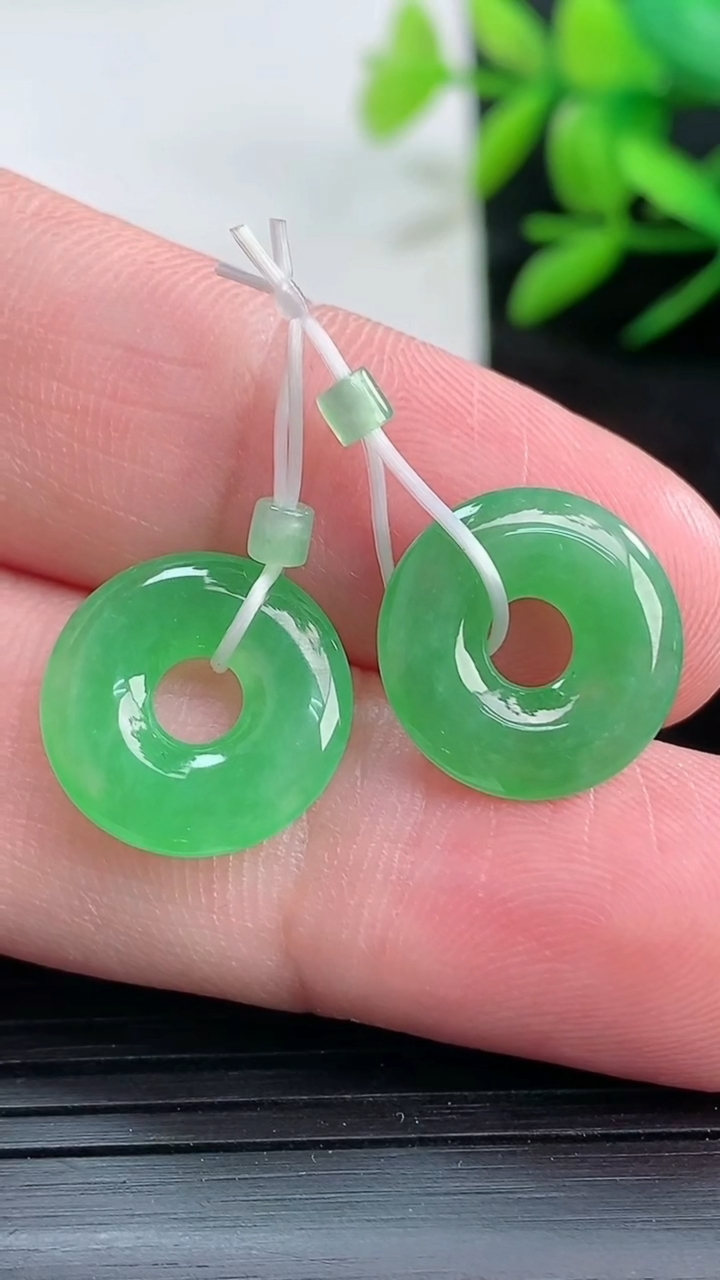 天然A货翡翠平安环吊坠一对尺寸14.2-2.6重量:2.27g
3月25日