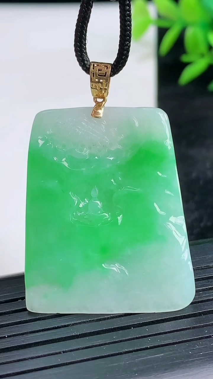 天然A货翡翠山水无相观音吊坠尺寸35-28.5-8.4重量:15.36g
3月25日