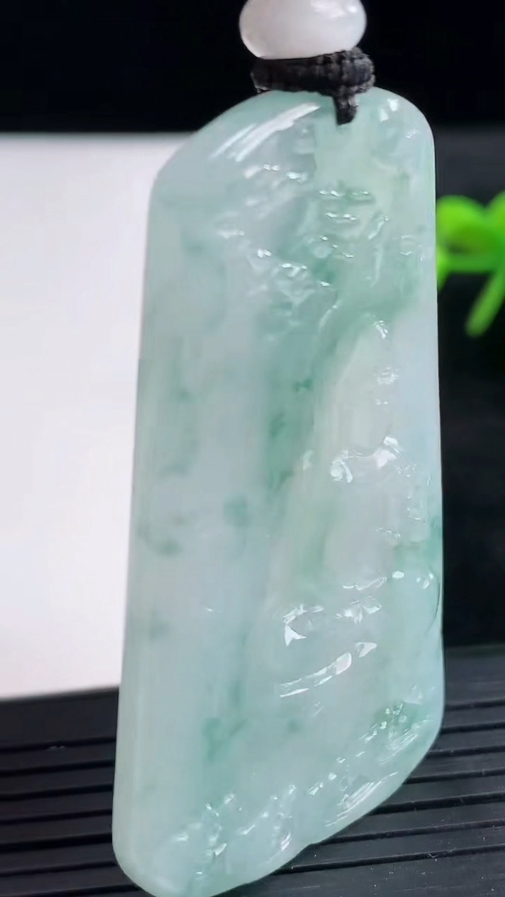 天然A货翡翠飘花观音菩萨吊坠尺寸58.4-32.9-5.5重量:28.22g
3月25日