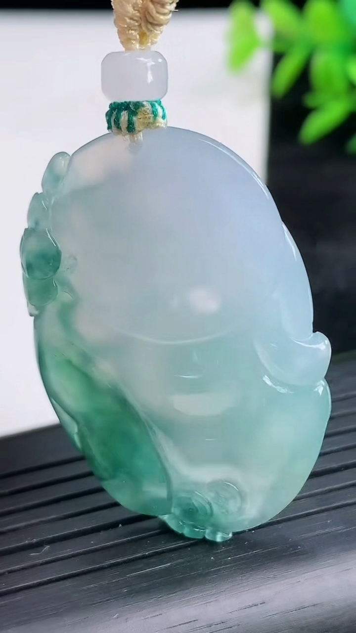 天然A货翡翠冰种飘花布袋佛吊坠尺寸43.4-28.5-8.8重量:17.88g
3月25日