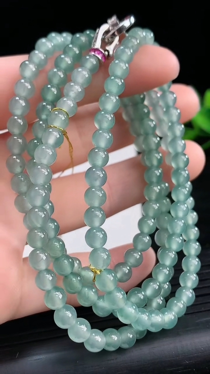 天然A货翡翠种飘花圆珠项链尺寸4.8-148颗重量:30.95g3月25日
工厂直销收藏佳品,种好水足，色泽均匀，有种有色，上手高大气！