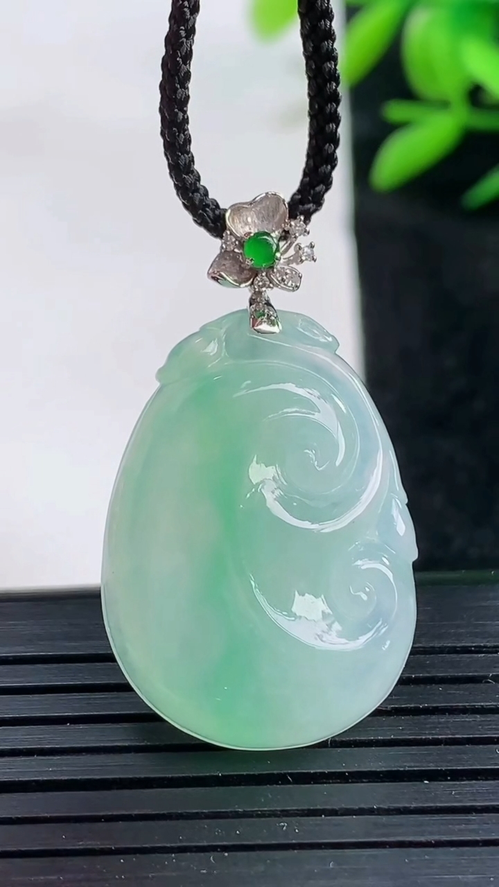 天然A货翡翠如意吊坠尺寸27.2-19.2-5.2重量:5.89g
3月25日