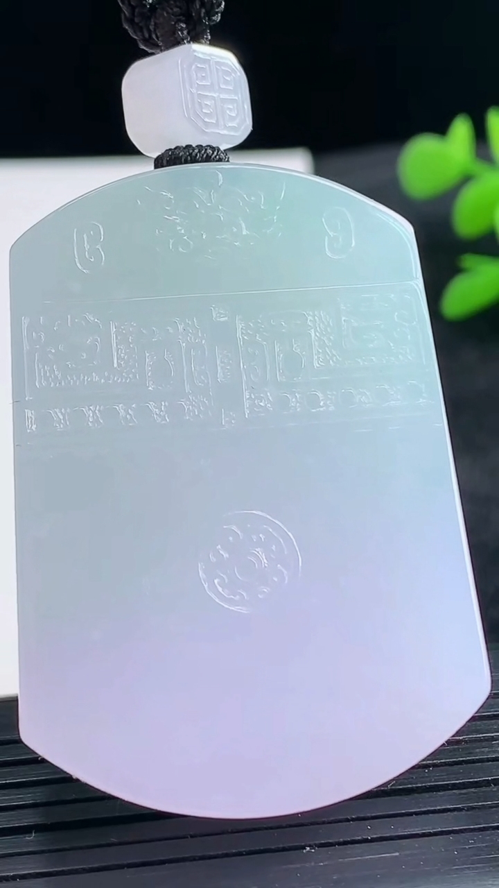 天然A货翡翠紫罗兰仿古无事牌吊坠尺寸49.6-34.8-10.8重量:59.67g
3月25日