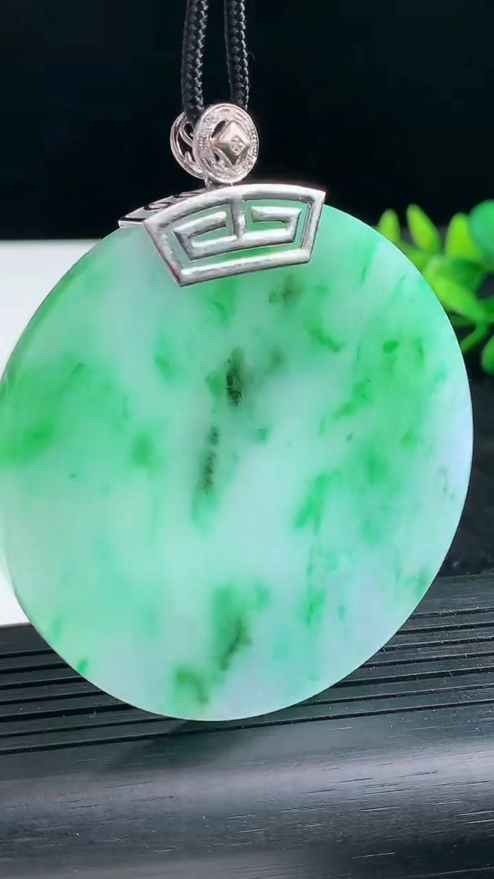 天然A货翡翠无事牌吊坠尺寸55-5.1重量:44.89g
3月25日