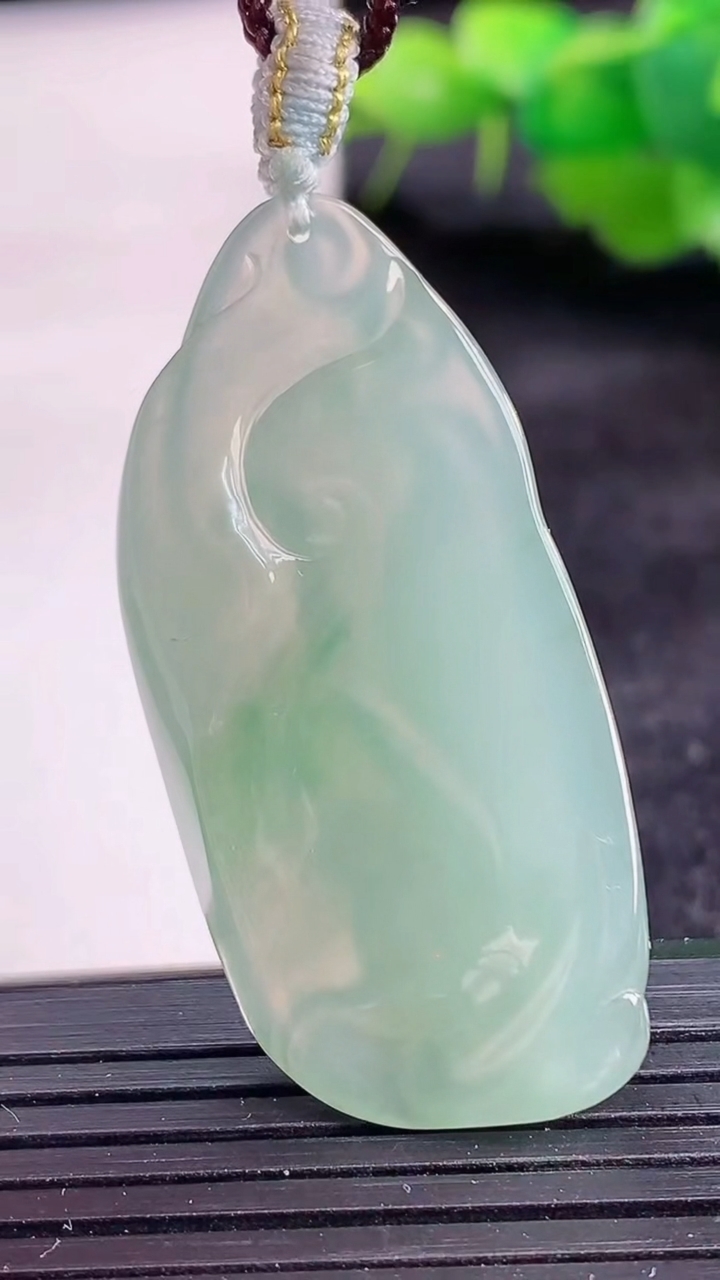 天然A货翡翠无相佛吊坠尺寸43.1-20.4-8重量:11.06g
3月25日