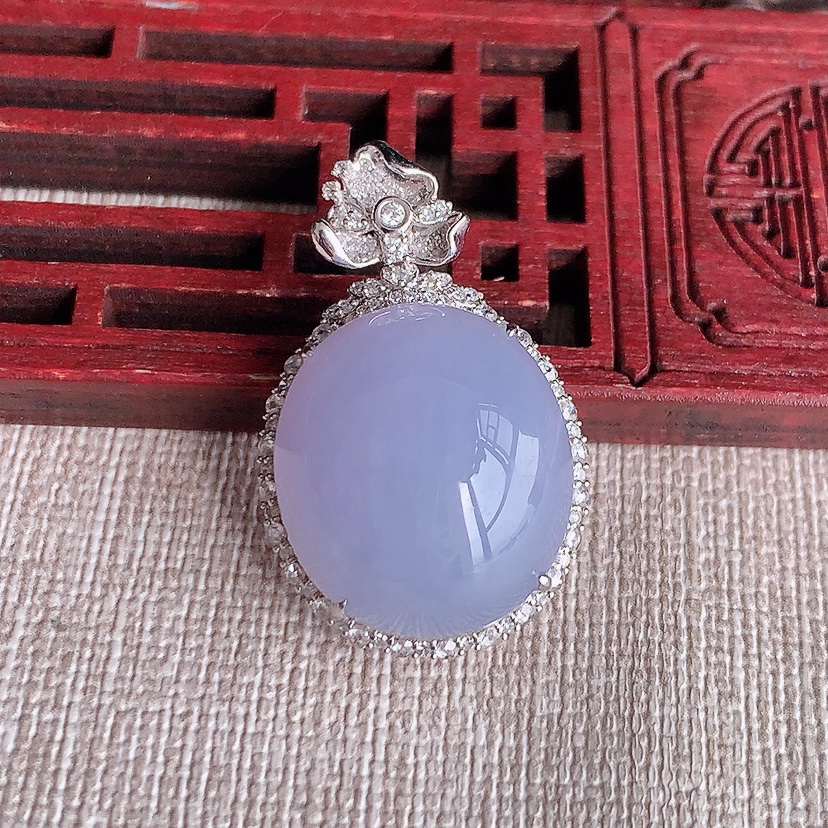 天然A货翡翠18K金伴钻镶嵌紫罗兰蛋面吊坠 
尺寸31.2-19.5-12.8裸石19.2-17mm 重量7.43g 0324