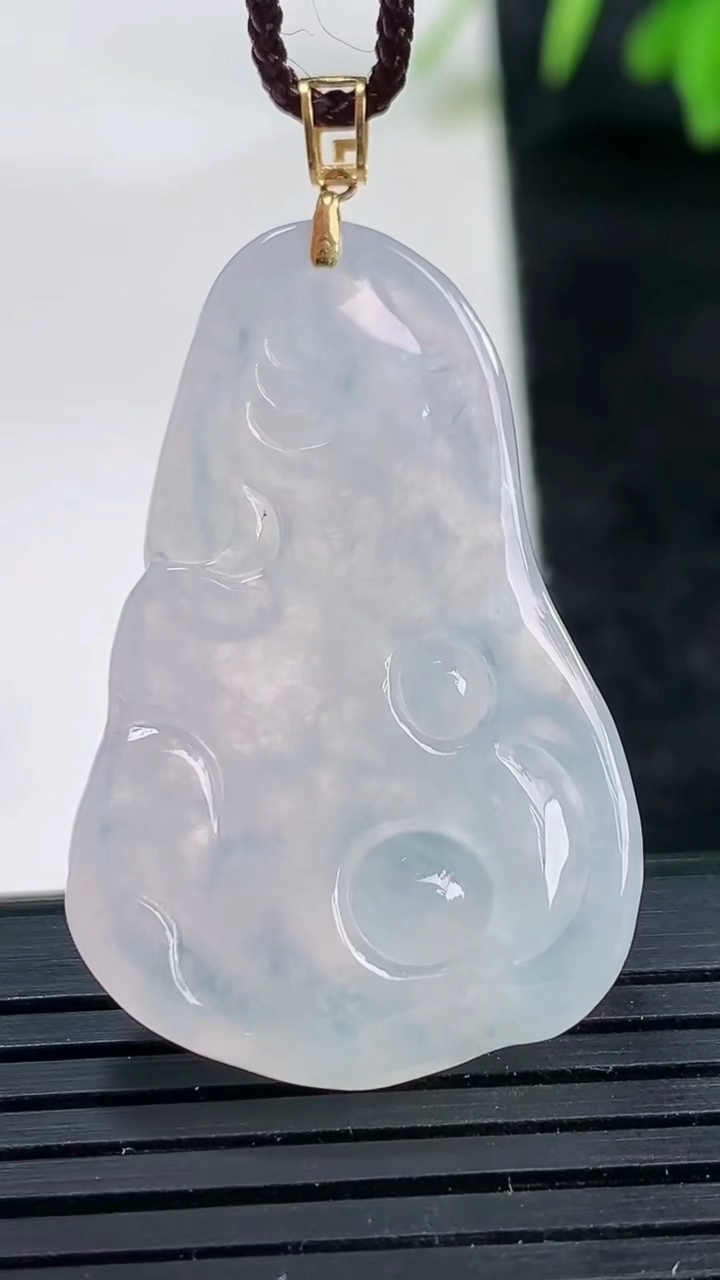 天然A货翡翠种白冰逍遥佛吊坠尺寸36.7-23.4-6.6重量:9.46g
3月25日