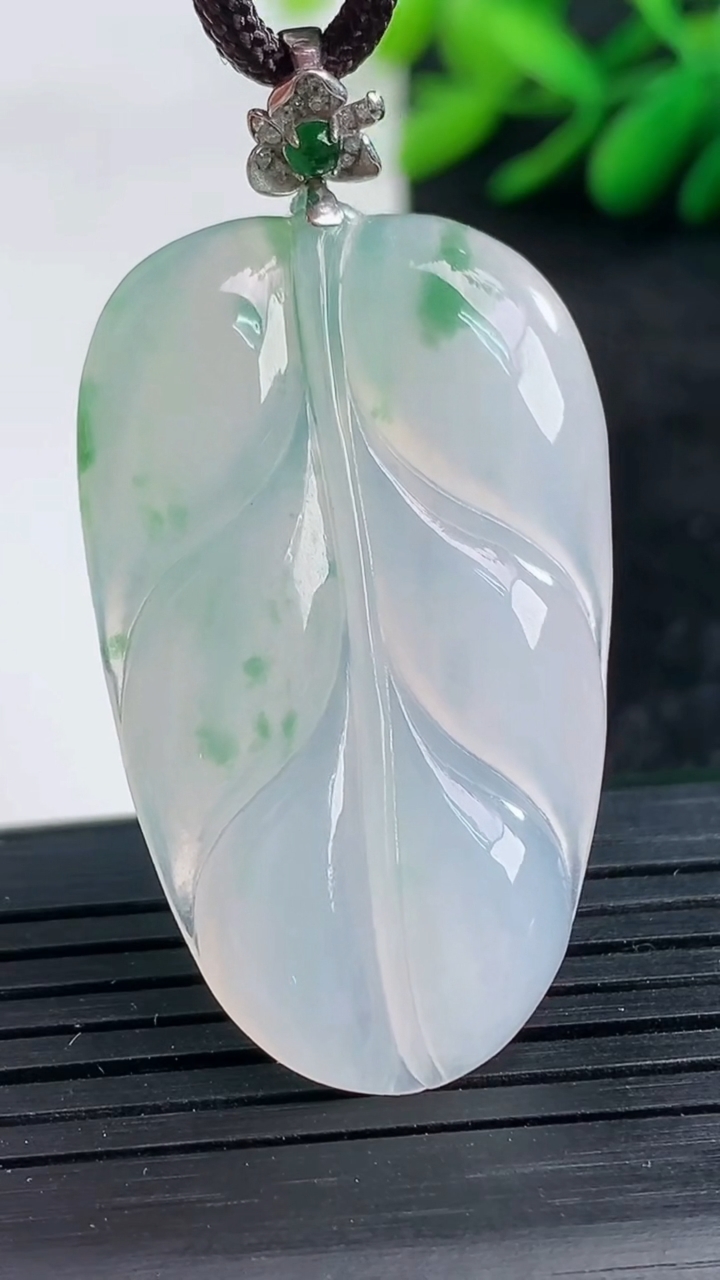 天然A货翡翠种飘花金枝玉叶 叶子吊坠尺寸39.6-24.3-4.4重量:8.97g
3月25日