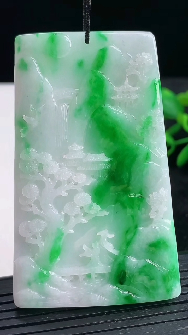 天然A货翡翠山水牌吊坠尺寸67.3-42.2-6.6重量:43.05g
3月25日