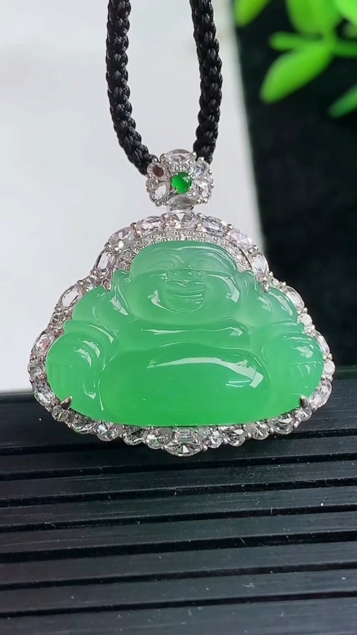 天然A货翡翠佛公吊坠尺寸25.5-25.3-8.9裸石14.9-22.6重量:4.38g
3月25日