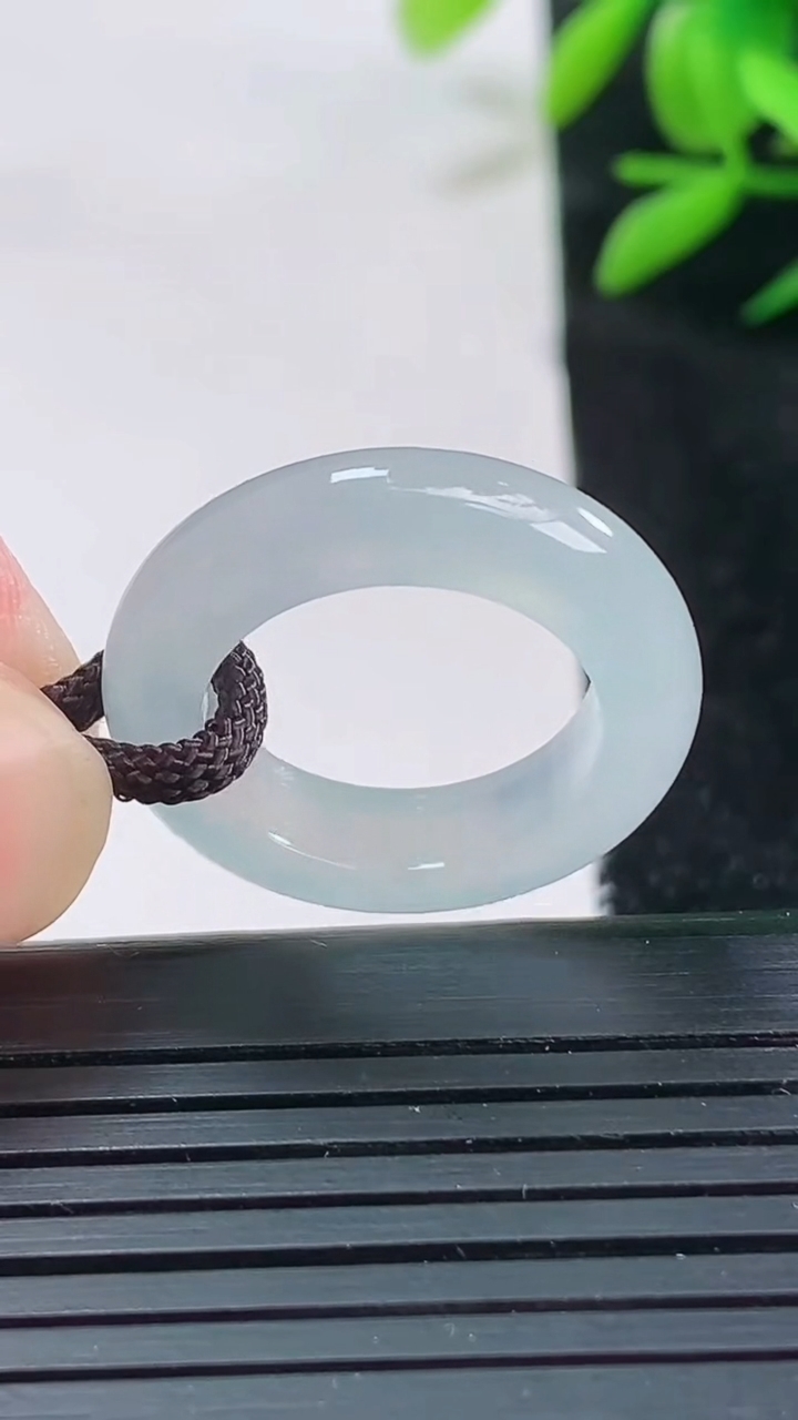 天然A货翡翠指环戒指尺寸16.4-5.4-4重量:4.17g2026年3月25日
工厂直销收藏佳品,种好水足，色泽均匀，有种有色，上手高大气！