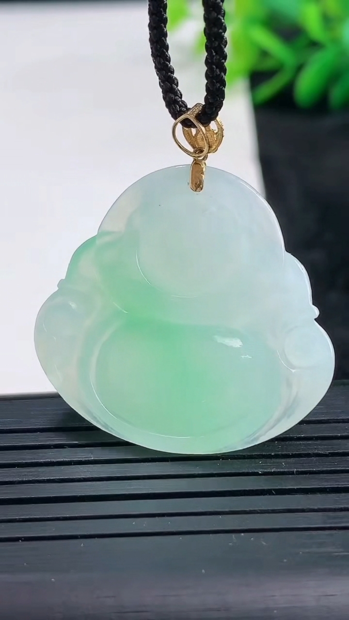 天然A货翡翠佛公吊坠尺寸30.3-32.4-5.9重量:9.27g
3月25日