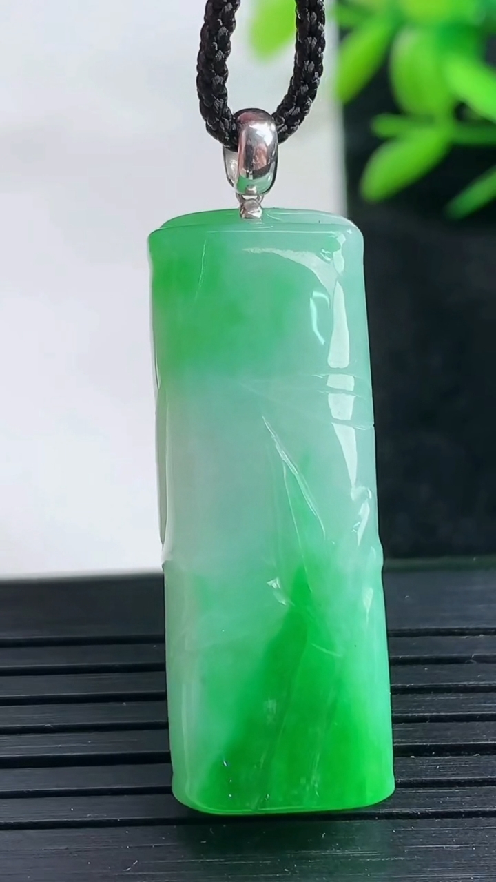 天然A货翡翠节节高升 竹节吊坠尺寸36.1-13-9重量:10.92g
3月25日