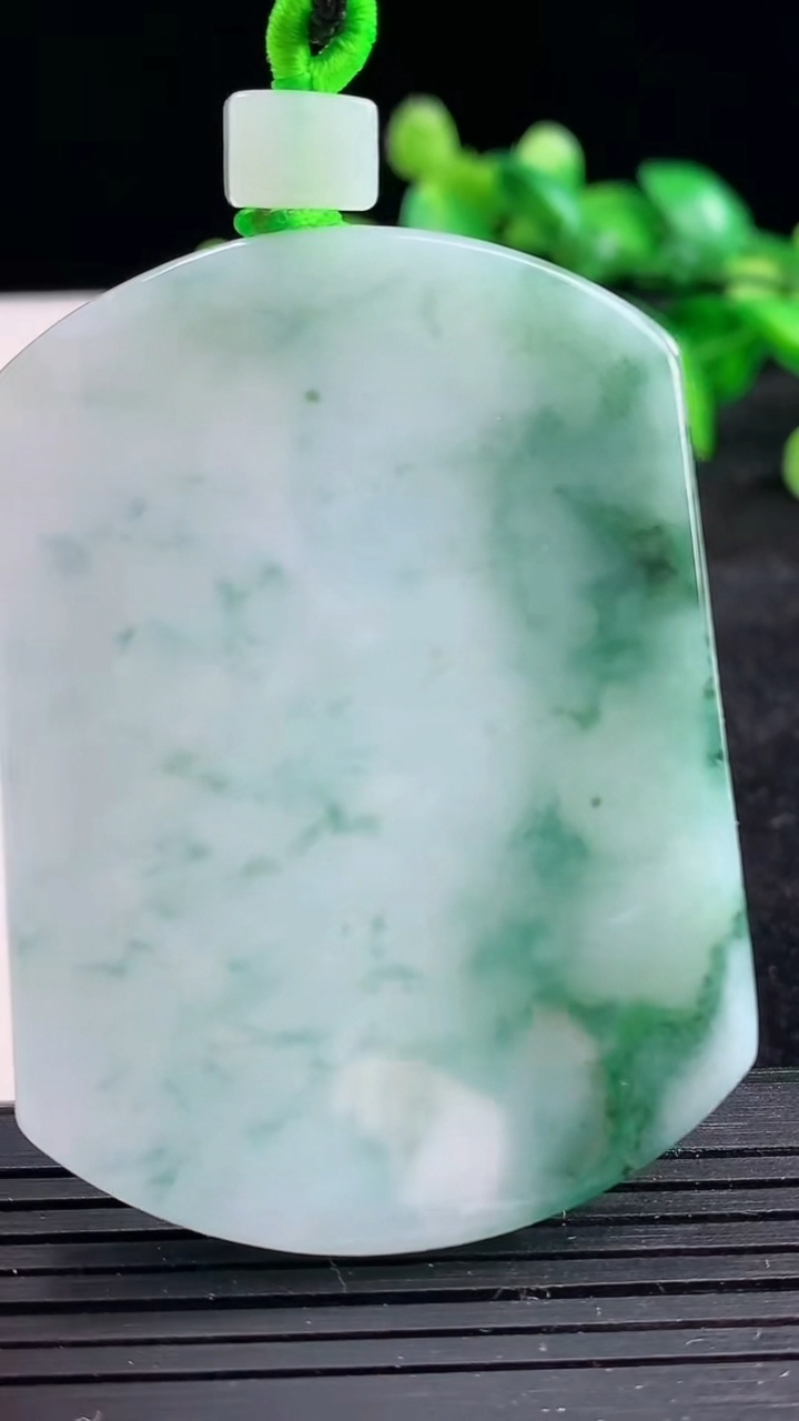 天然A货翡翠飘花无事牌吊坠尺寸58.3-42.5-6.3重量:47.59g
3月25日