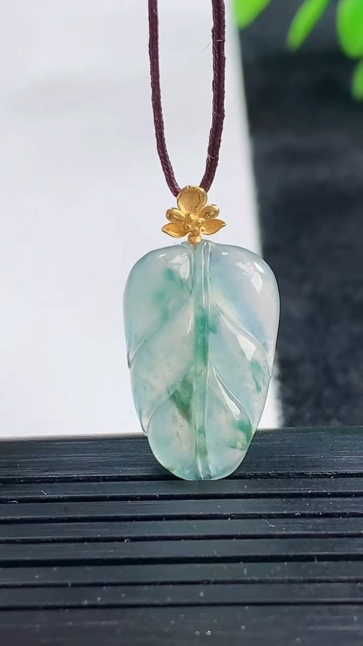 天然A货翡翠种飘花金枝玉叶 叶子吊坠尺寸20.8-13.2-3.8重量:1.87g
3月25日