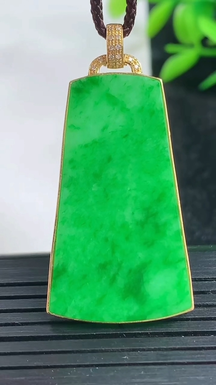 天然A货翡翠无事牌吊坠尺寸43-20.7-2.6重量:5.38g
3月25日