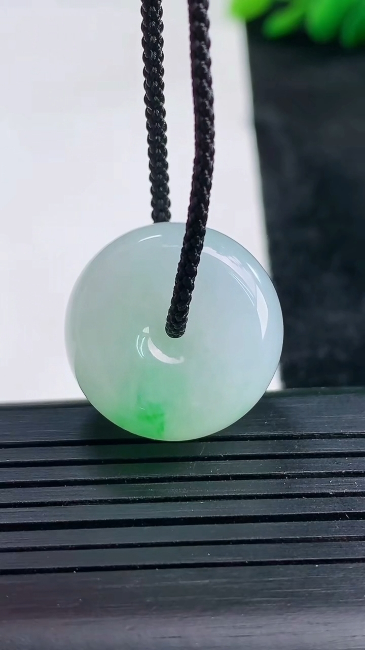 天然A货翡翠路路通吊坠尺寸21.7-11重量:11.59g
3月25日