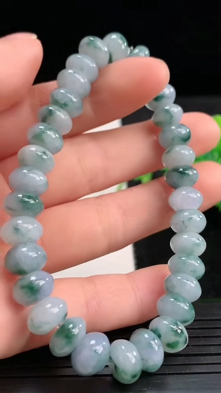 天然A货翡翠飘花算盘珠手串尺寸9-4.8重量:26.67g3月25日
工厂直销收藏佳品,种好水足，色泽均匀，有种有色，上手高大气！
