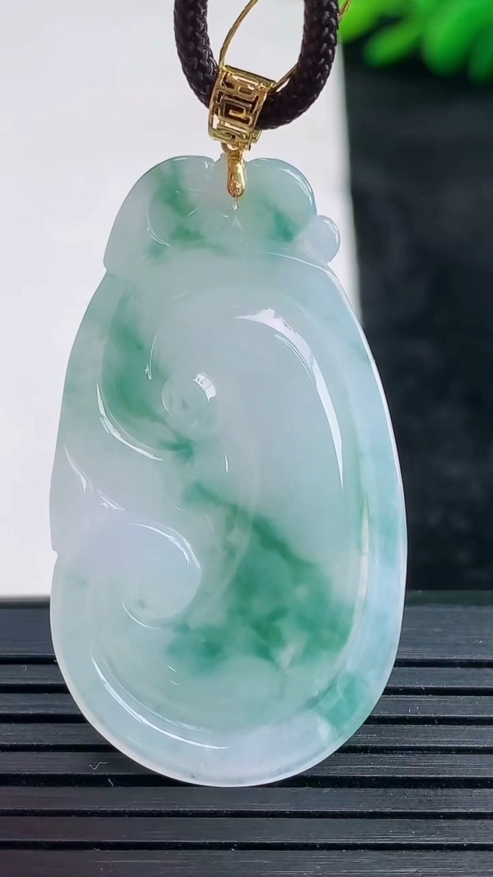 天然A货翡翠18K金飘花如意吊坠尺寸42-23.8-3.6重量:8.68g
3月25日