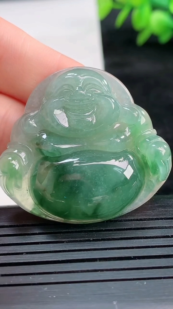 天然A货翡翠佛公吊坠尺寸35.1-39.1-5.2重量:15.38g
3月25日