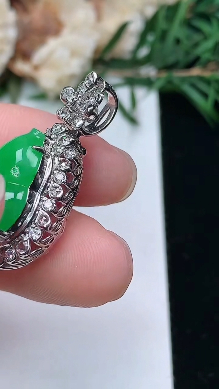 天然A货翡翠葫芦吊坠，尺寸29.7-15.9-12，裸石15.7-11.9
3月25日，重量:4.98g