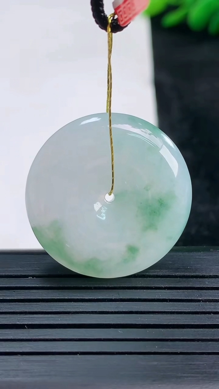 天然A货翡翠飘花平安扣吊坠尺寸27.8-5.9重量:10.00g
3月25日