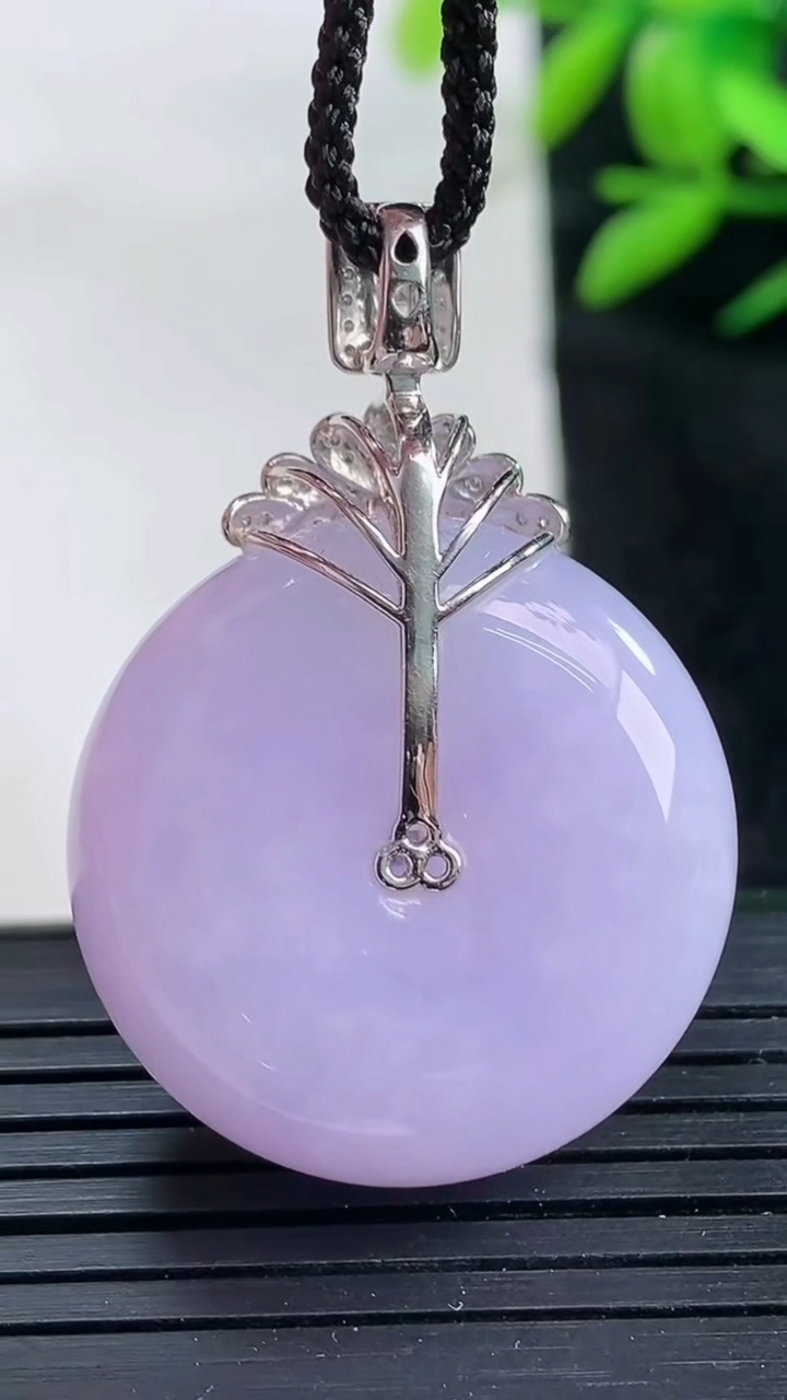 天然A货翡翠18K金紫罗兰平安扣吊坠尺寸25.8-11.4重量:19.02g
3月25日