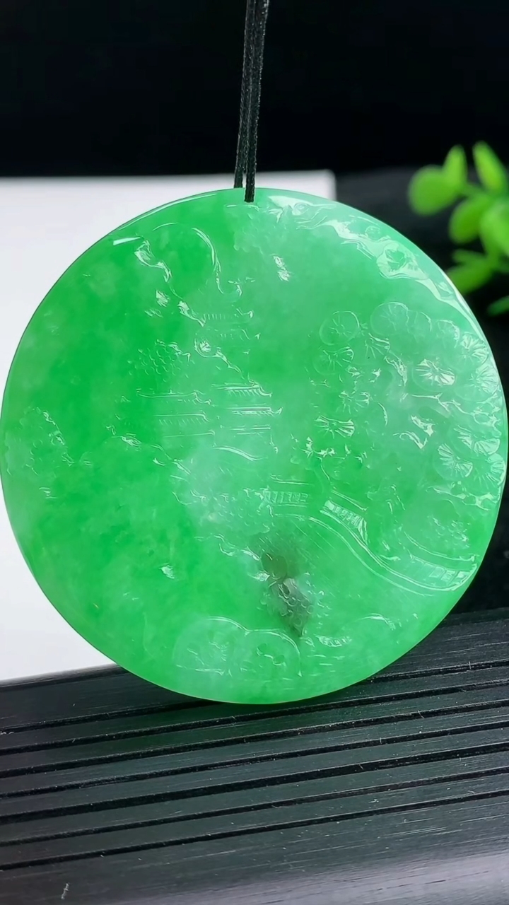 天然A货翡翠山水牌吊坠尺寸51.2-5.7重量:33.79g
3月25日