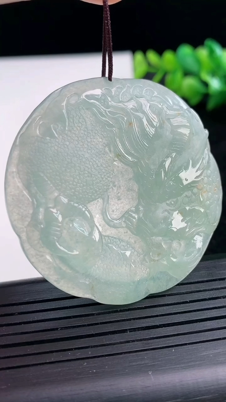 天然A货翡翠龙牌吊坠尺寸53.6-51.9-5.8重量:32.87g
3月25日