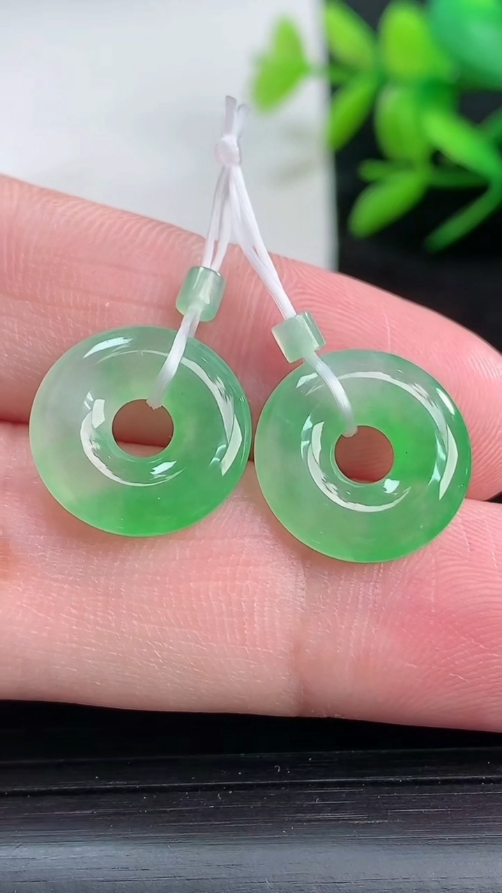 天然A货翡翠平安环吊坠一对尺寸14.5-2.6重量:2.40g
3月25日