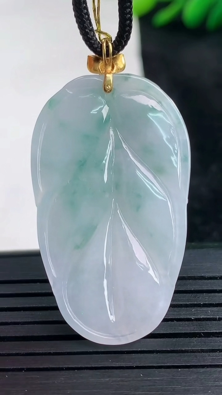 天然A货翡翠18K金紫罗兰飘花金枝玉叶 叶子吊坠尺寸38.6-22.9-5.8重量:9.47g
3月25日