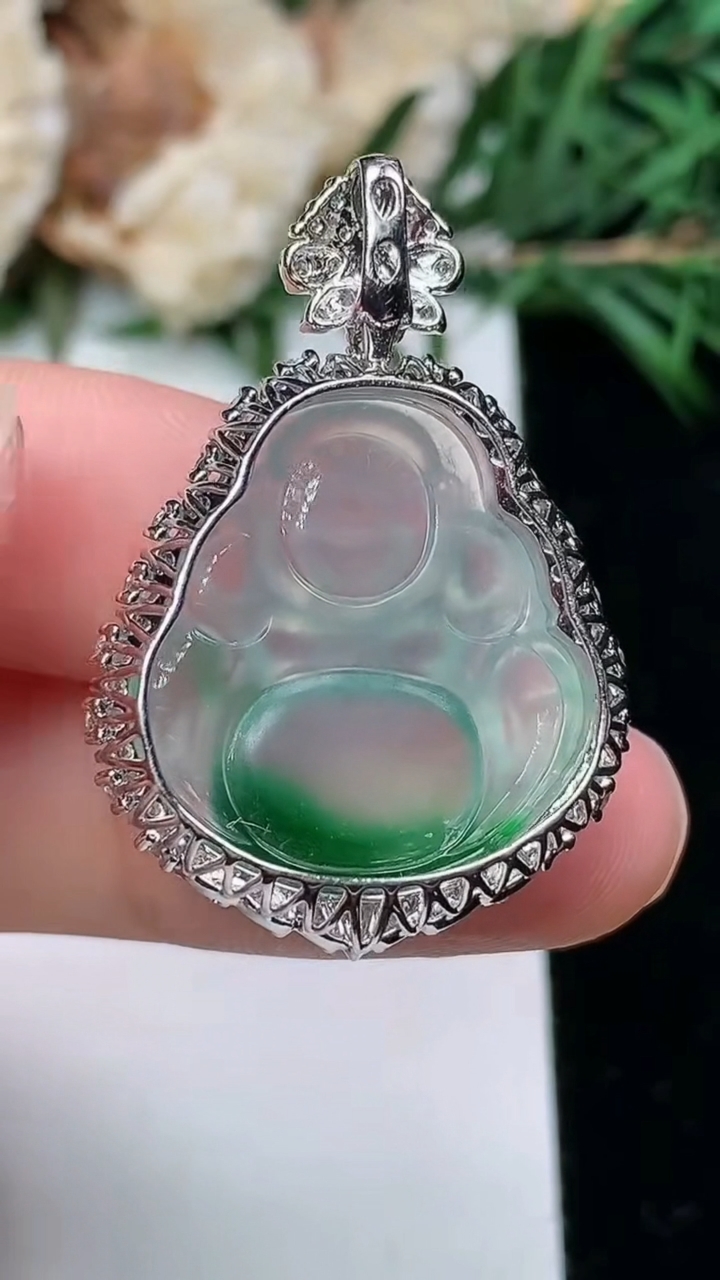 天然A货翡翠佛公吊坠，尺寸32.9-22.5-9.8，裸石20.9-19.6，重量:5.64g
3月25日