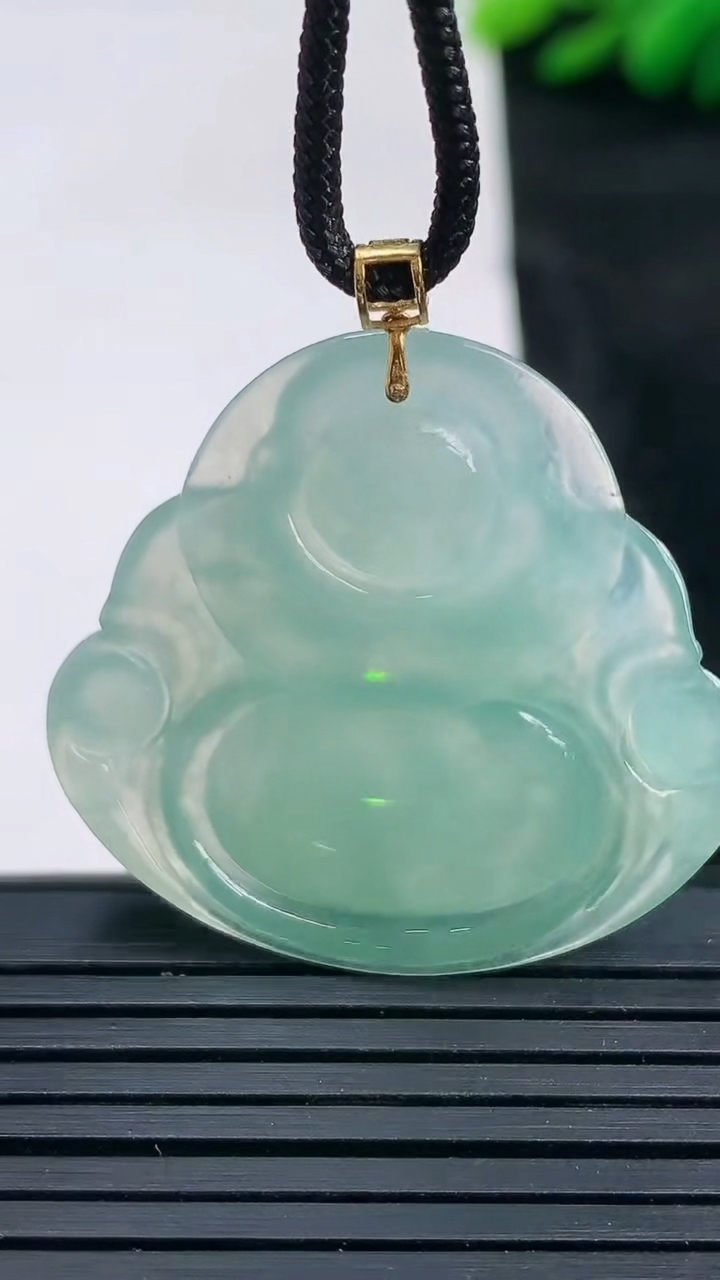 天然A货翡翠佛公吊坠尺寸31.7-34.3-6.1重量:10.23g
3月25日