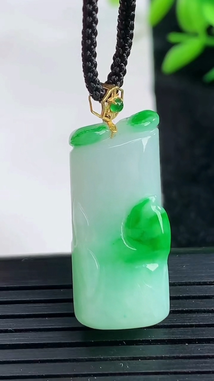 天然A货翡翠节节高升 竹节吊坠尺寸28.3-12.8-7.2重量:6.87g
3月25日