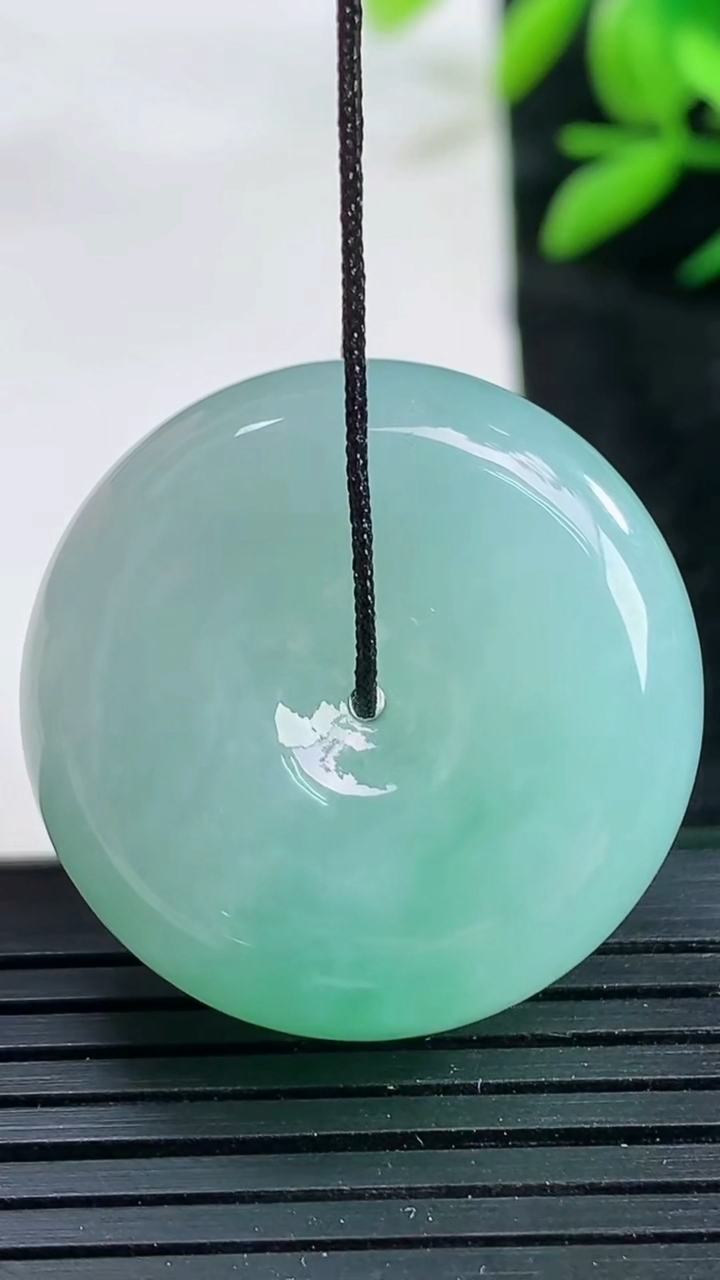 天然A货翡翠平安扣吊坠尺寸28-11.3重量:20.19g
3月25日