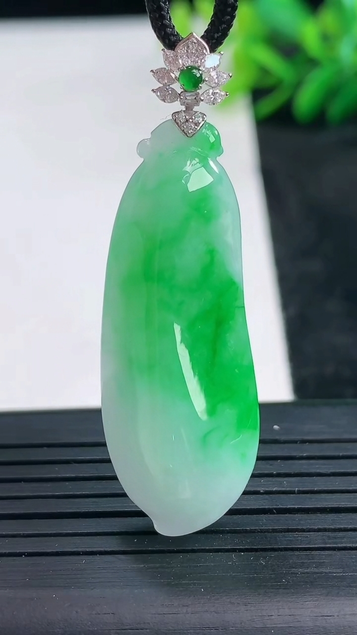 天然A货翡翠福瓜吊坠尺寸41.8-15-8.3重量:8.28g
3月25日