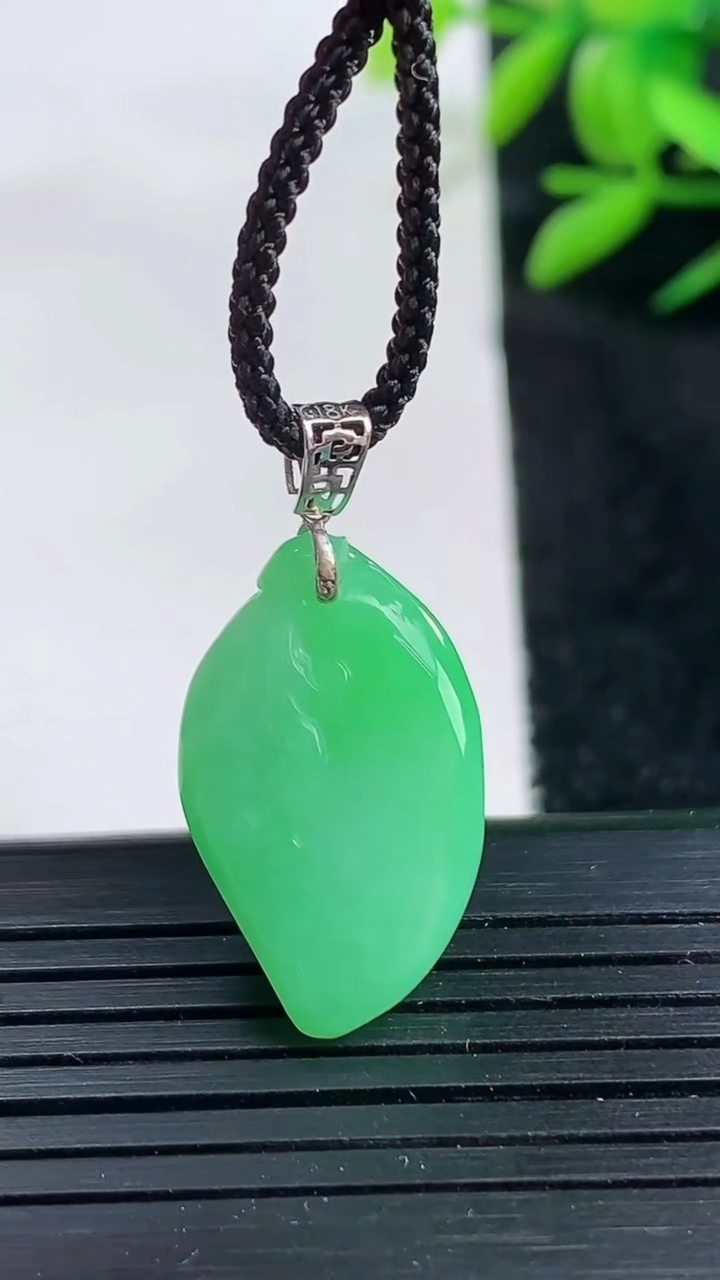 天然A货翡翠寿桃吊坠尺寸22.5-13.7-7.6重量:4.66g
3月25日