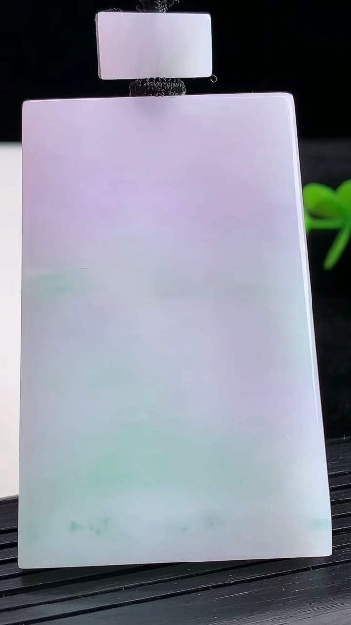 天然A货翡翠春带彩紫罗兰无事牌吊坠尺寸60.4-40.2-6.3重量:56.61g
3月25日