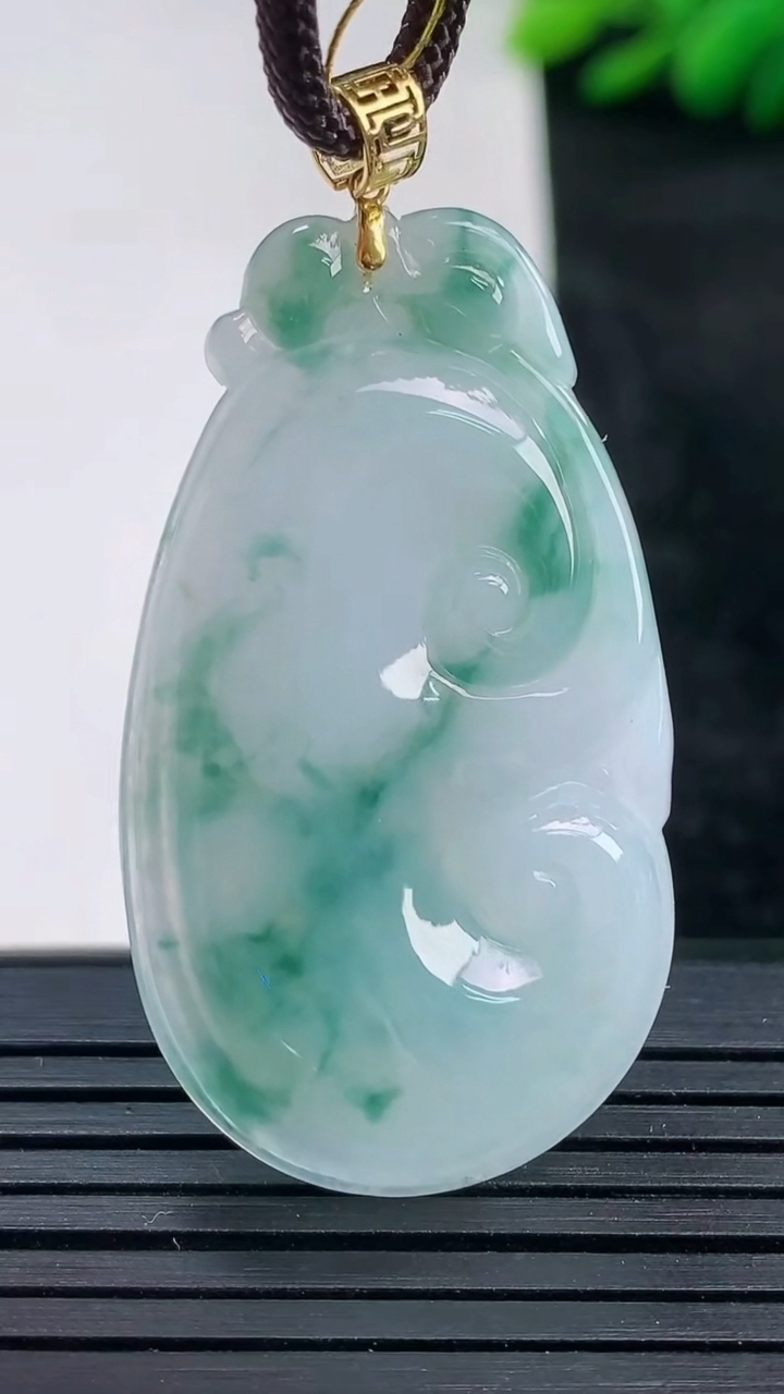 天然A货翡翠18K金飘花如意吊坠尺寸42-23.8-3.6重量:8.68g
3月25日