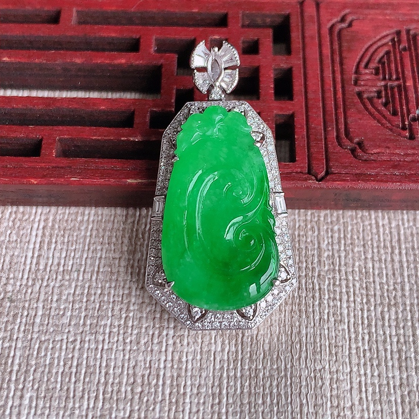 天然A货翡翠18K金伴钻镶嵌阳绿如意吊坠 
尺寸35.2-17.8-7.6裸石24.3-13.3mm