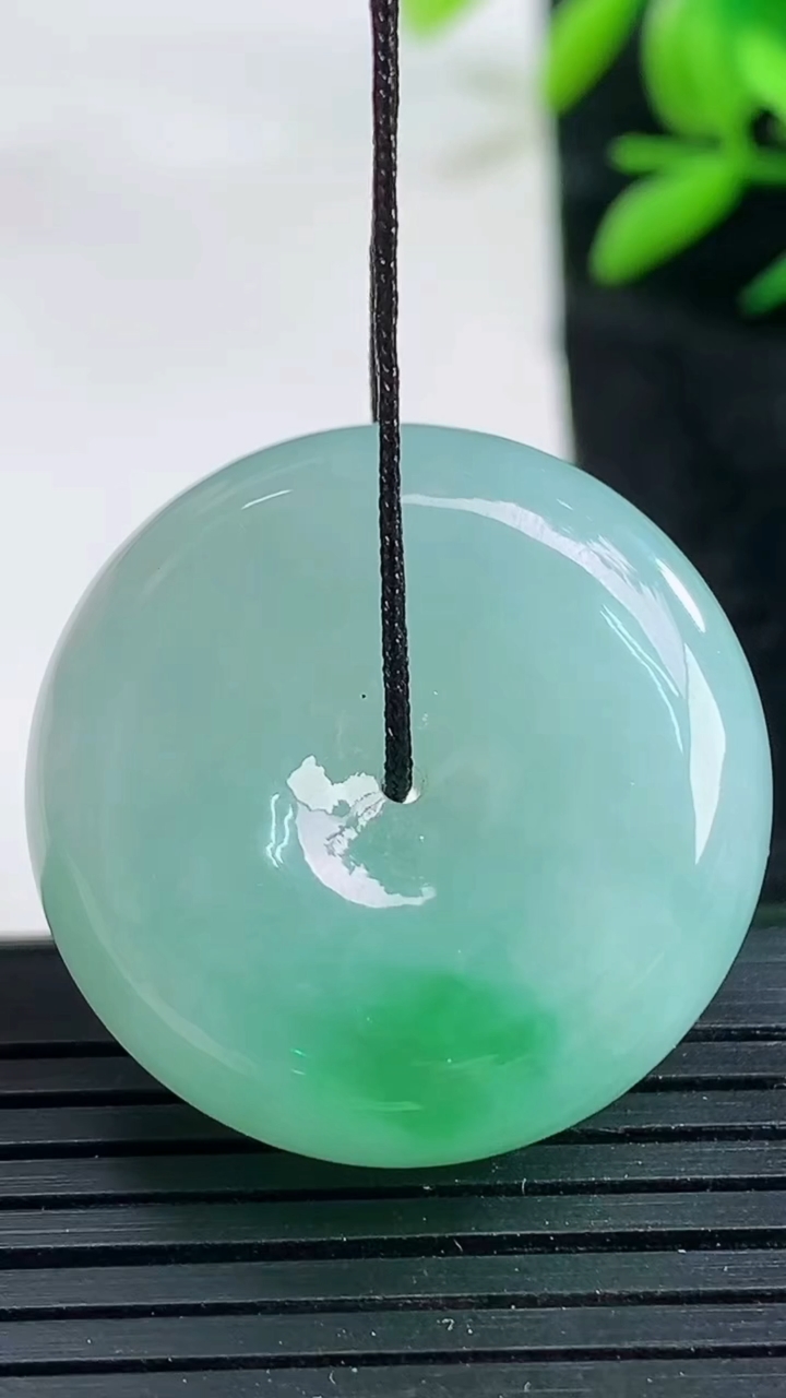 天然A货翡翠平安扣吊坠尺寸28-11.3重量:20.19g
3月25日