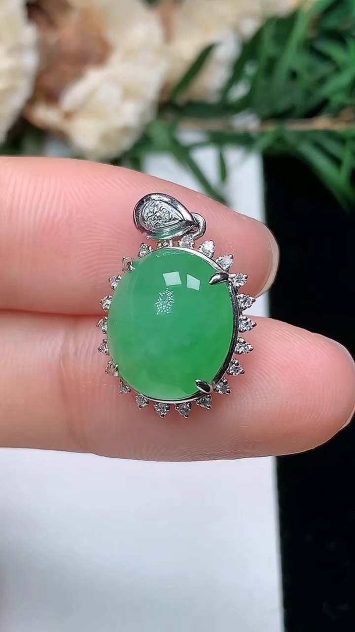 天然A货翡翠蛋面吊坠，尺寸21-13.3-8.4，裸石12-10.3，重量:2.33g
3月25日