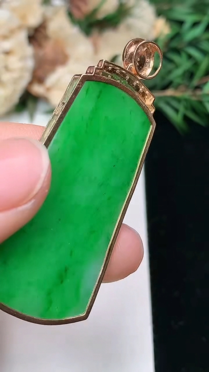 天然A货翡翠无事牌吊坠，尺寸38.5-22-3，重量:8.53g
3月25日