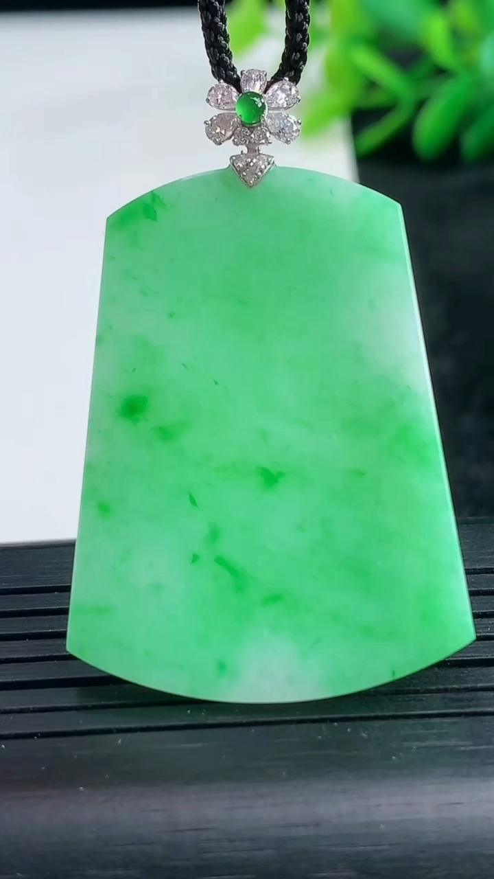 天然A货翡翠无事牌吊坠尺寸39-29.3-2.6重量:9.02g
3月25日