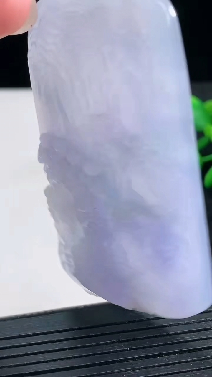 天然A货翡翠紫罗兰山水牌吊坠尺寸69.9-39-10.6重量:64.74g
3月25日