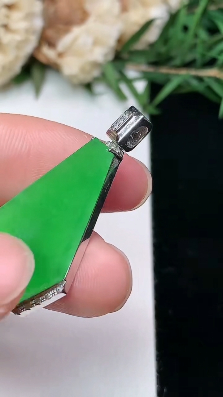 天然A货翡翠无事牌吊坠，尺寸25-17.7-3.6，重量:3.80g
3月25日