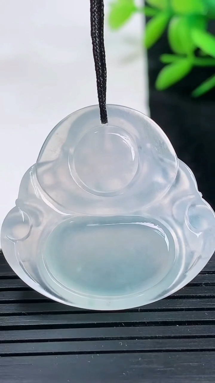 天然A货翡翠种白冰佛公吊坠尺寸31.4-33.2-6.2重量:10.65g
3月25日