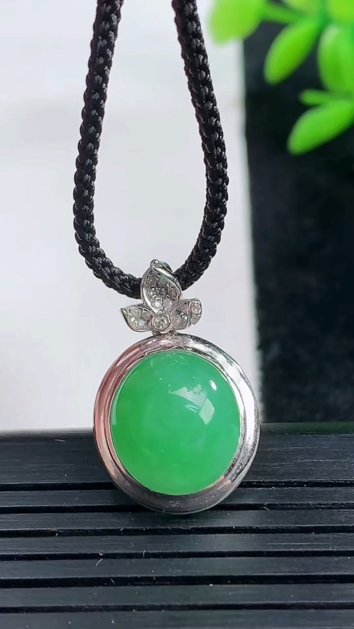 天然A货翡翠蛋面吊坠尺寸22.4-14.6-8.3裸石12-11重量:2.86g
3月25日